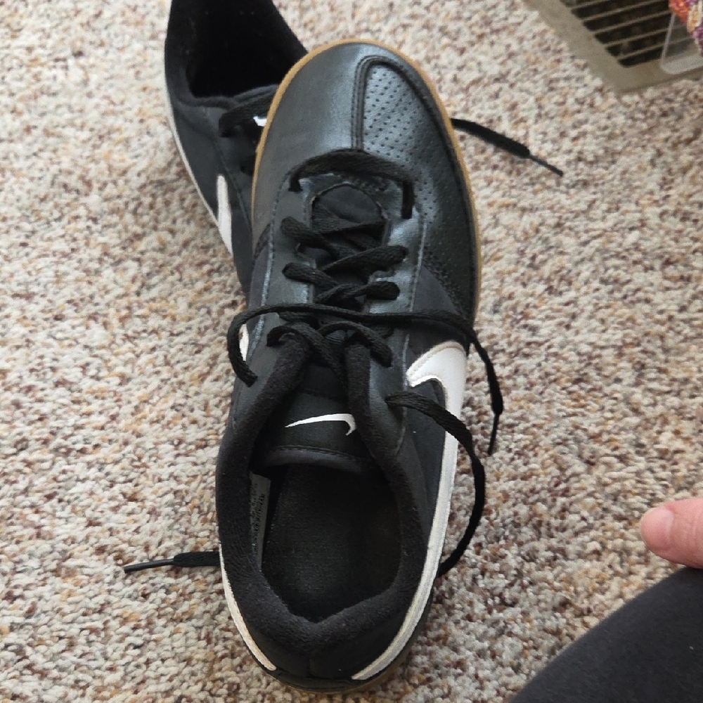 Nike Men's Black and White Indoor Soccer or Futsal Shoes with Tan Sole Size 6 - Picture 4 of 13